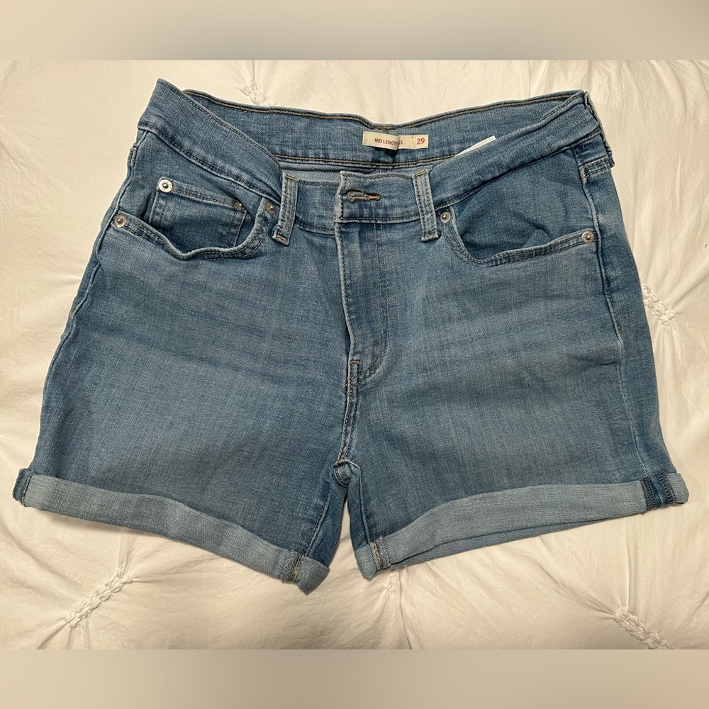 Levi’s women mid-length denim short size 29